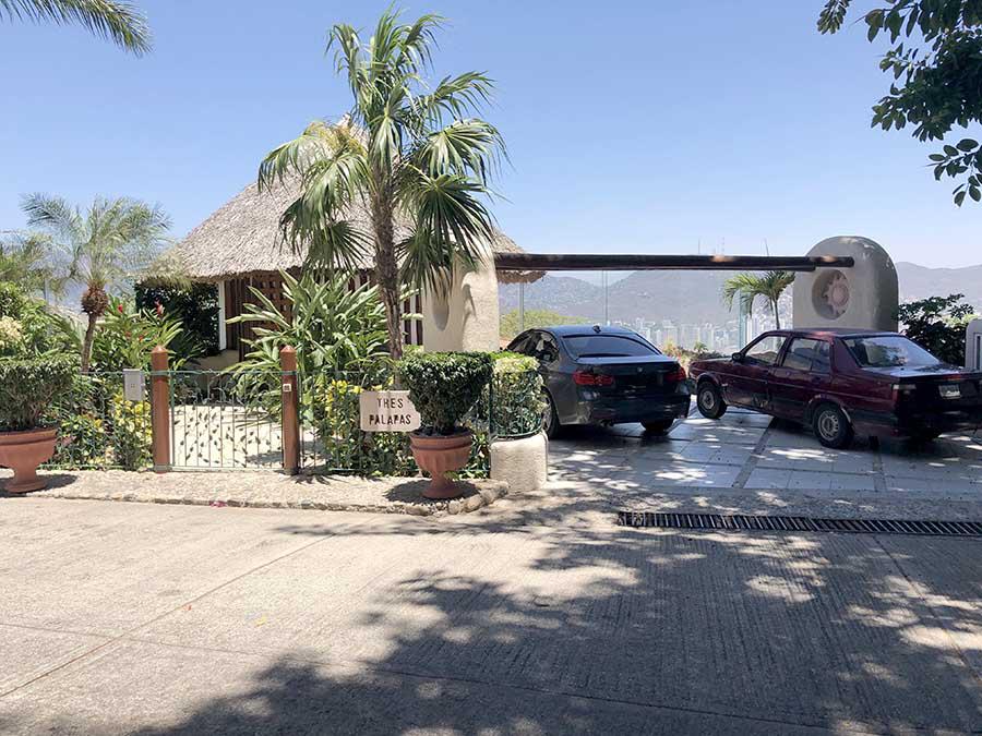 CAD Tres Palapas. Terraza con alberca, palapa, sala, asoleadero y vista a la bahía