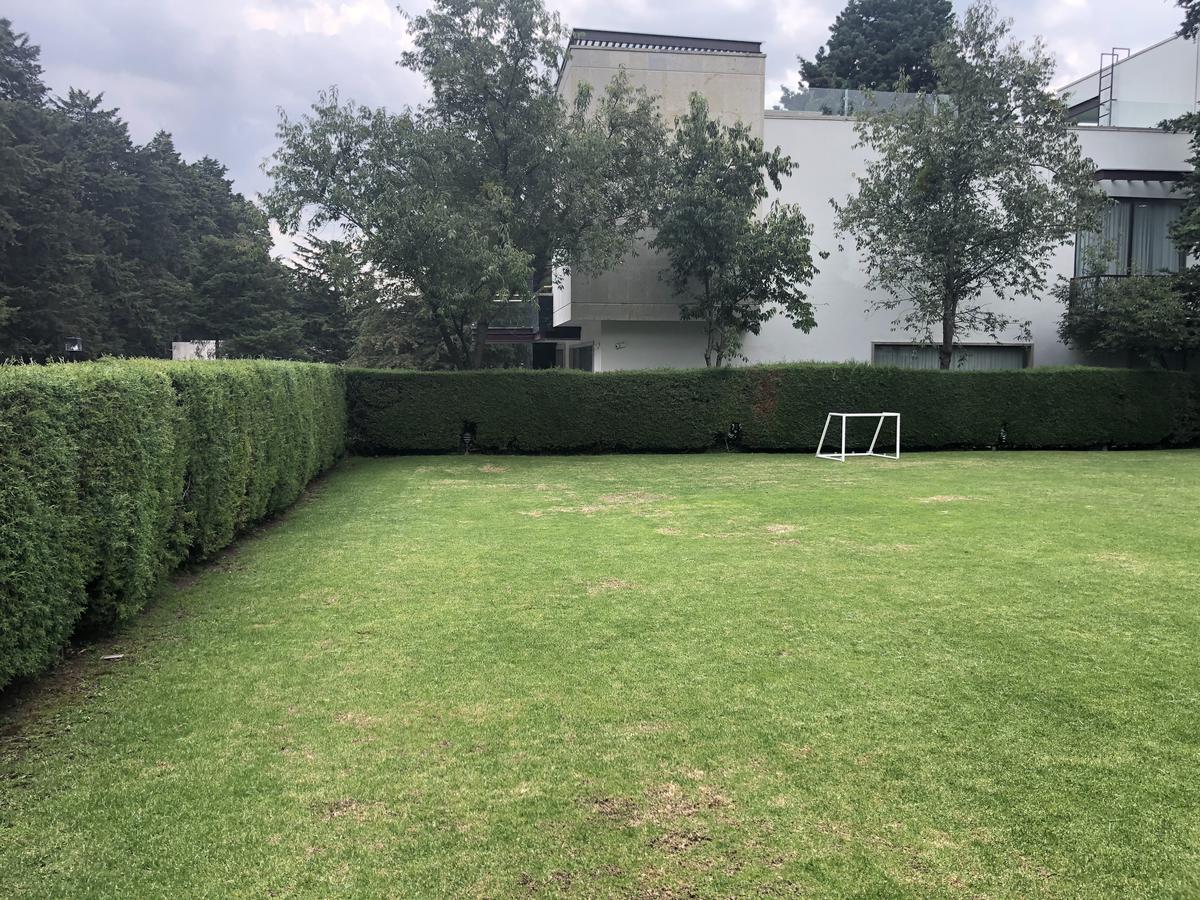 Terreno jardinado con vista al Campo de Golf- Club de Golf los Encinos