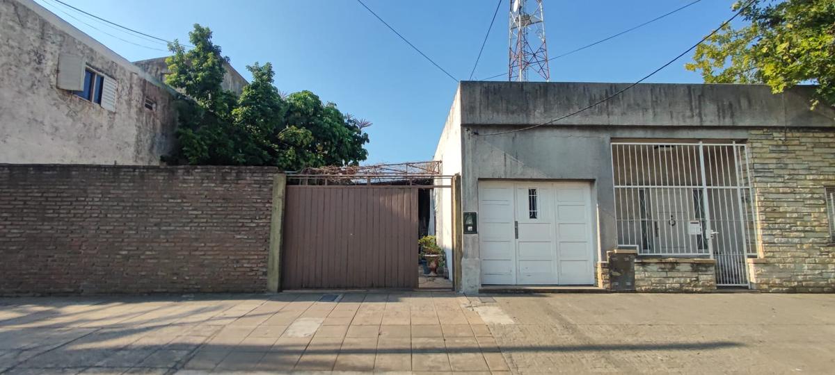 Casa Venta sobre 2 terrenos con terraza en pleno Centro Campana