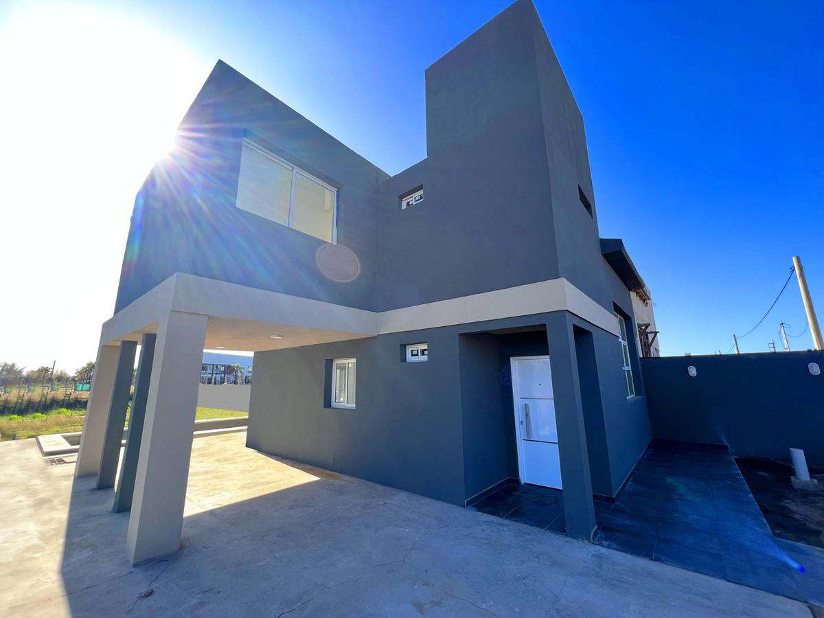 Casa sobre el lago en Tierra de sueños 3 de tres dormitorios con jardin y pileta