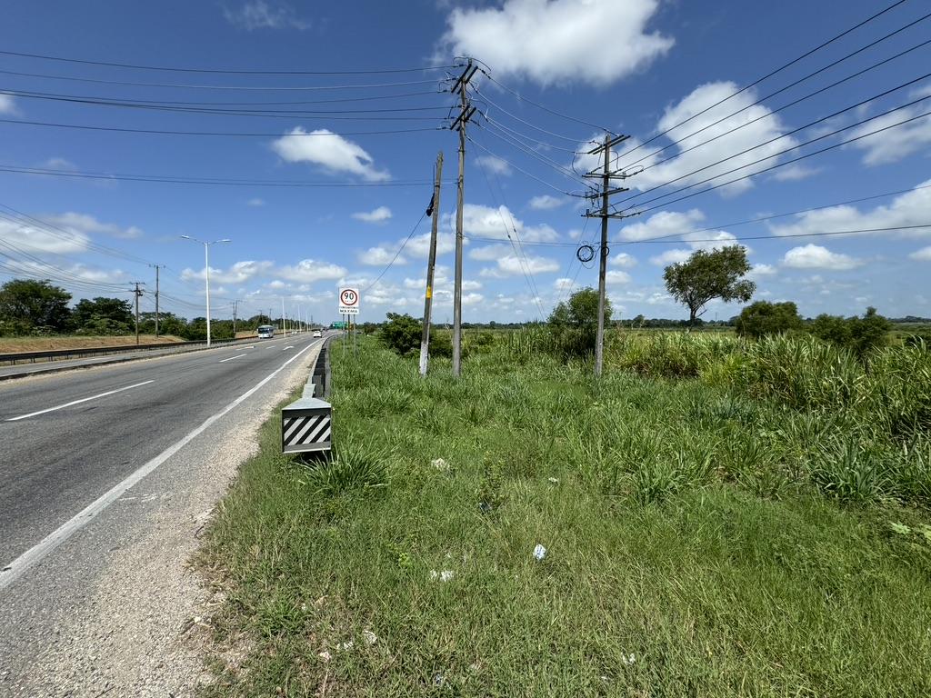 TERRENO A ORILLA DE CARRETERA EN VENTA