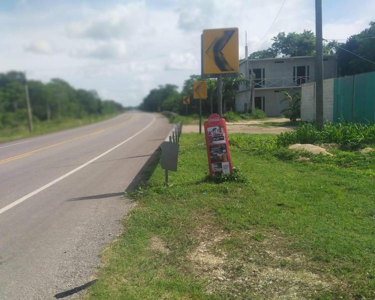 TERRENO  CON CASA A 2 MIN DE BACALAR SOBRE CARRTERA DEL PUEBLO DEL BACALAR