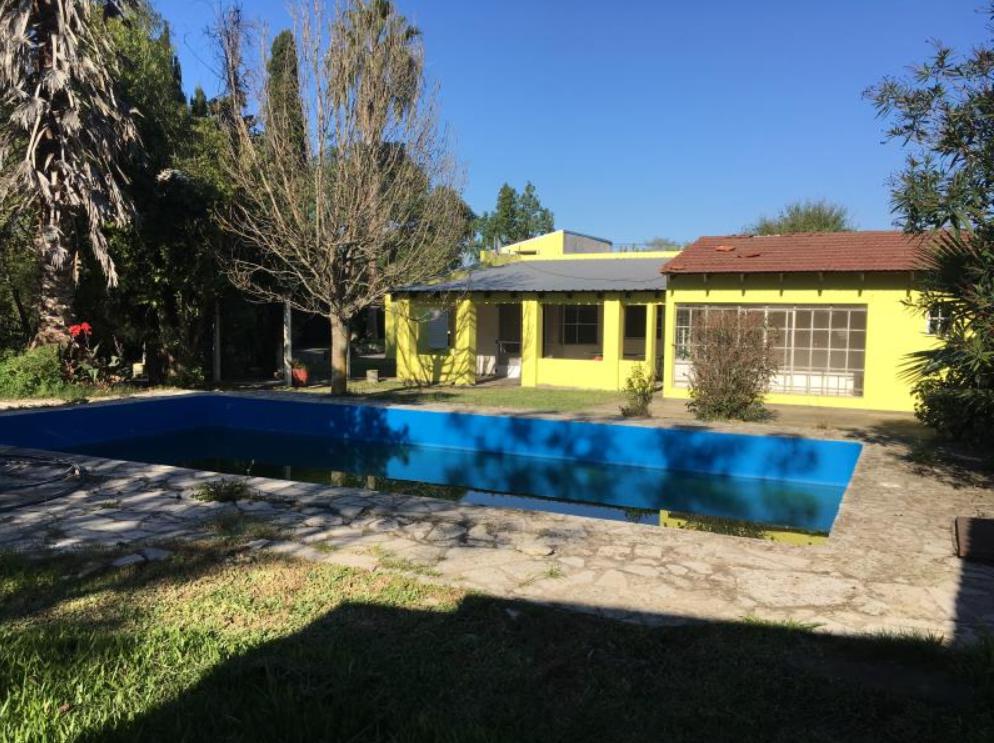 Casa quinta en venta - 3 dormitorios, 3 baños - 275mts2 sobre lote de 2200mts2 - Los Hornos