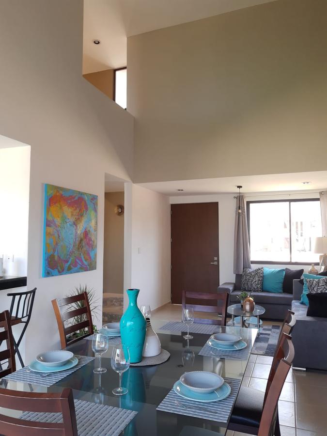 Casa en venta en Privada en Cholul con sala y comedor a doble altura en Mérida,Yucatán.