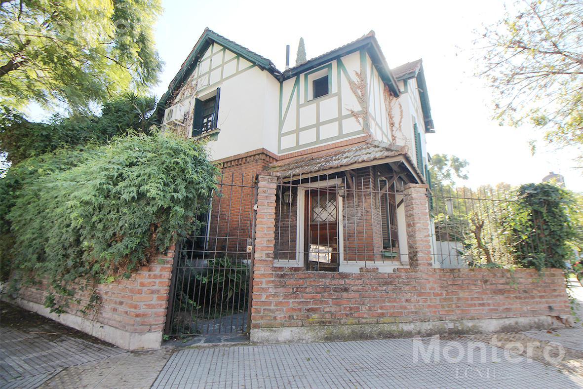 Emblemática casa en barrio Rawson - Agronomía! Estilo inglés con gran jardín!