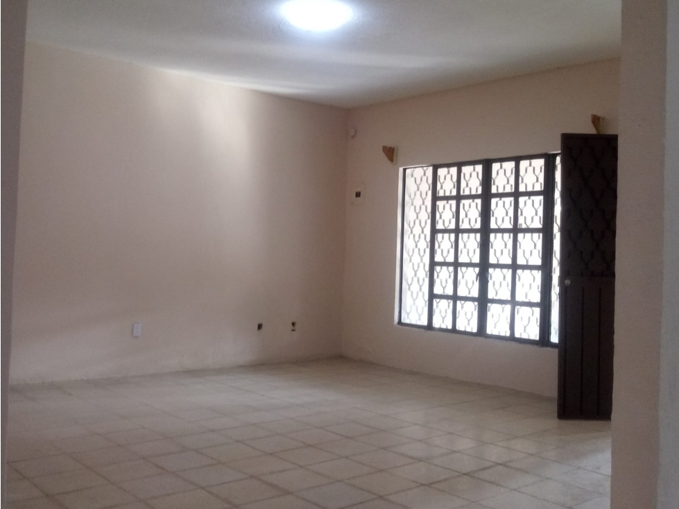 CASA EN VENTA EN FRACC. LAURELES 1